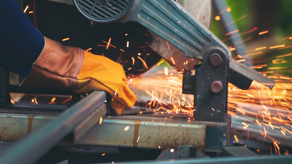 Serralheria Pesada e Projetos Especiais 3 shutterstock 2575336309 1 Soluções industriais: corte a laser, dobra de chapas e projetos personalizados para o setor industrial